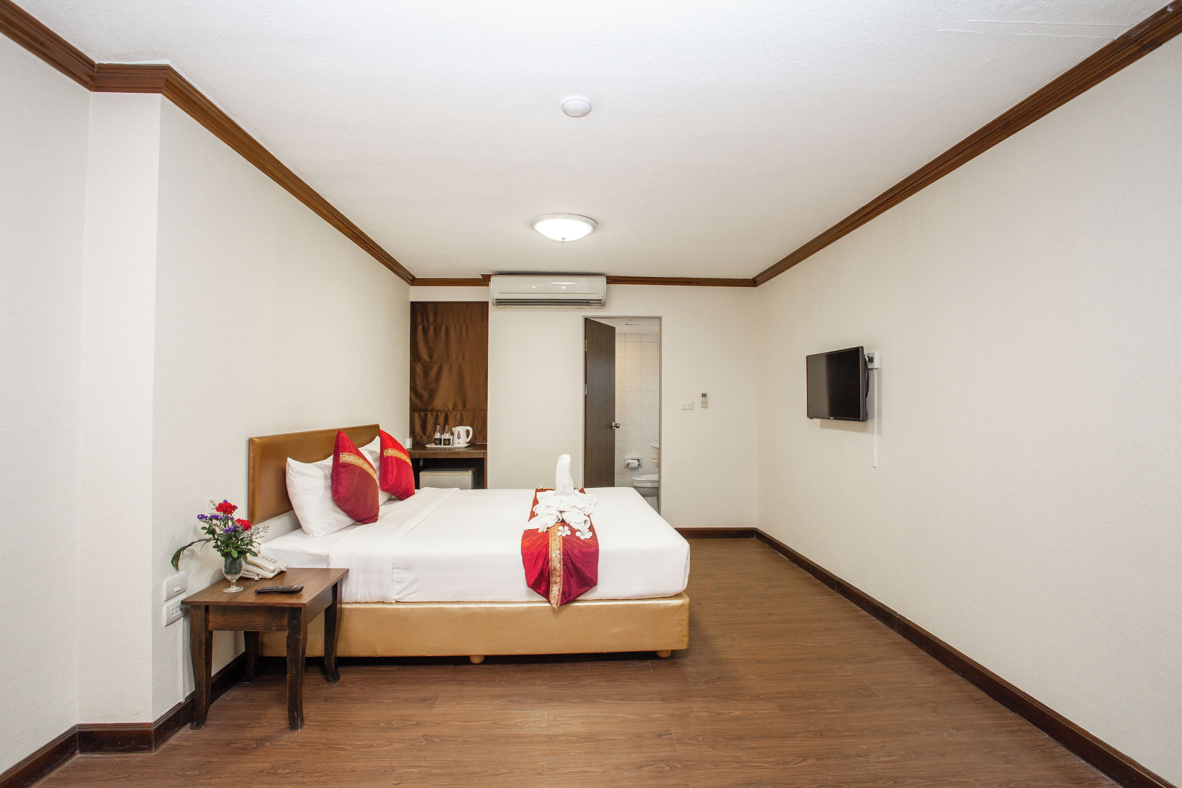 1 bedroom, desk, free wifi, bed sheets