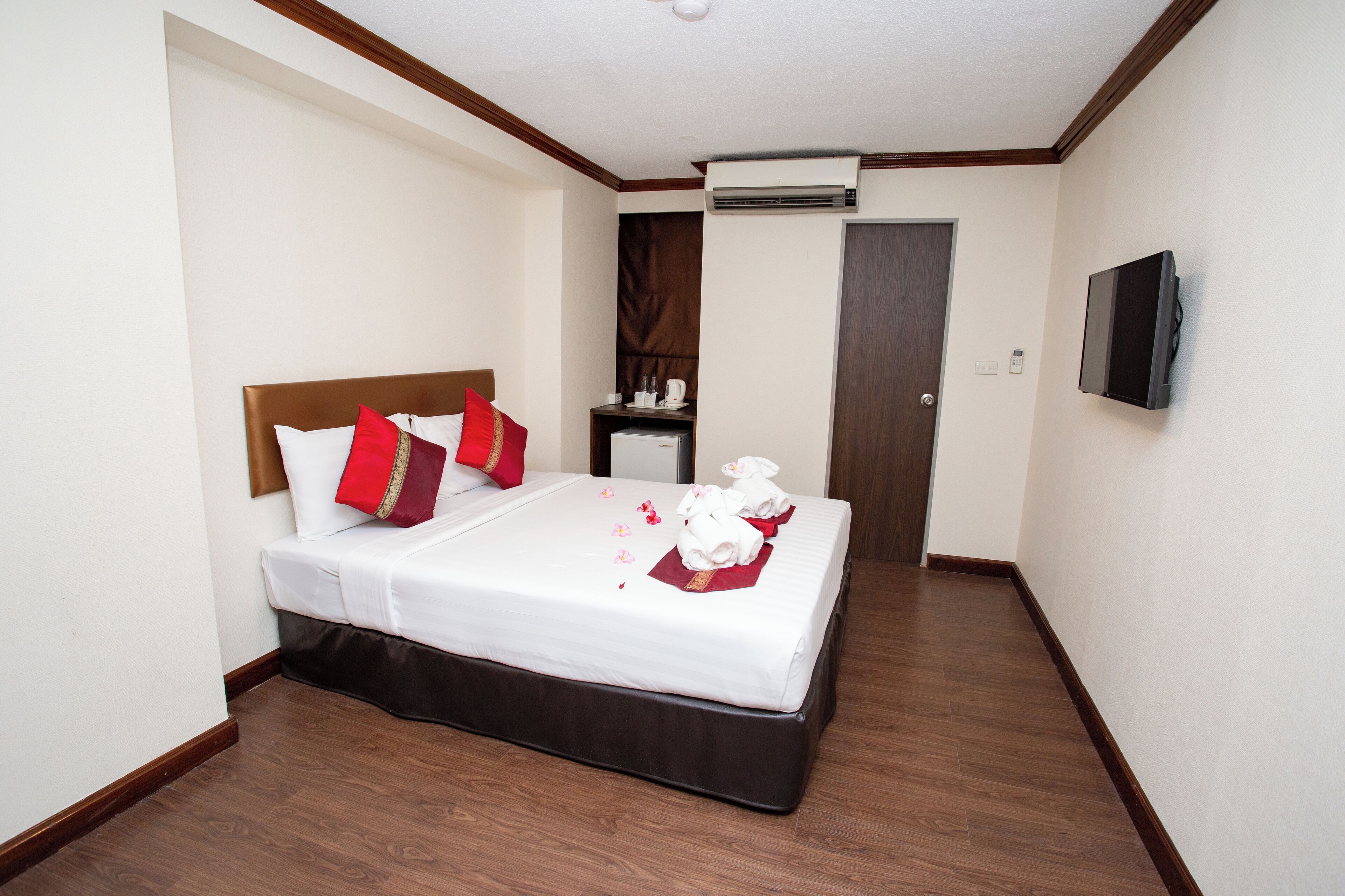 standard double or twin room | 1 bedroom, desk, free wifi, bed sheets