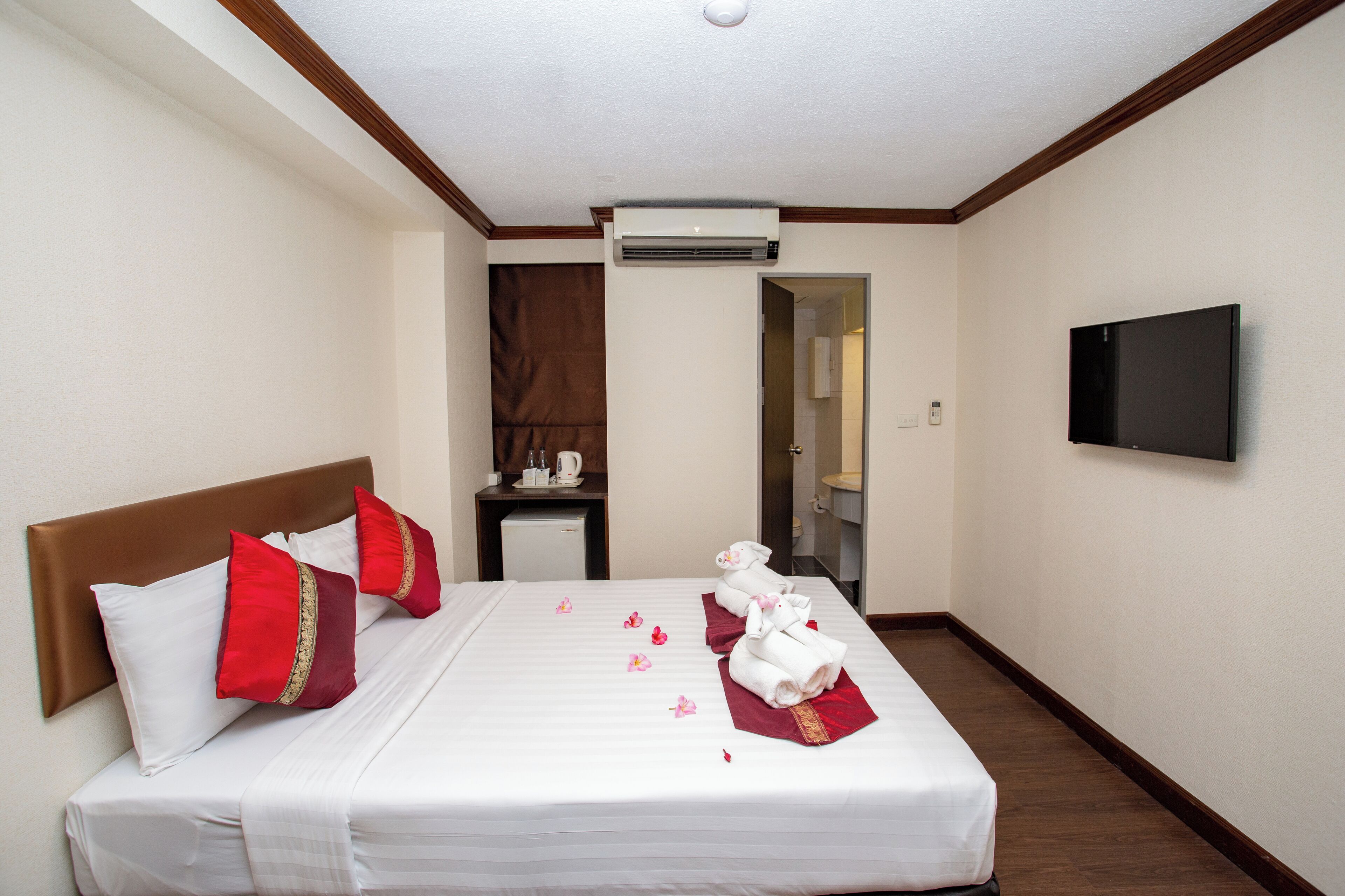 standard double or twin room | 1 bedroom, desk, free wifi, bed sheets
