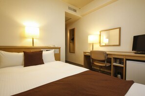 A hotel room with a bed, a desk, a chair, a television, and a mirror. - Shin Osaka Sunny Stone Hotel (Osaka)
