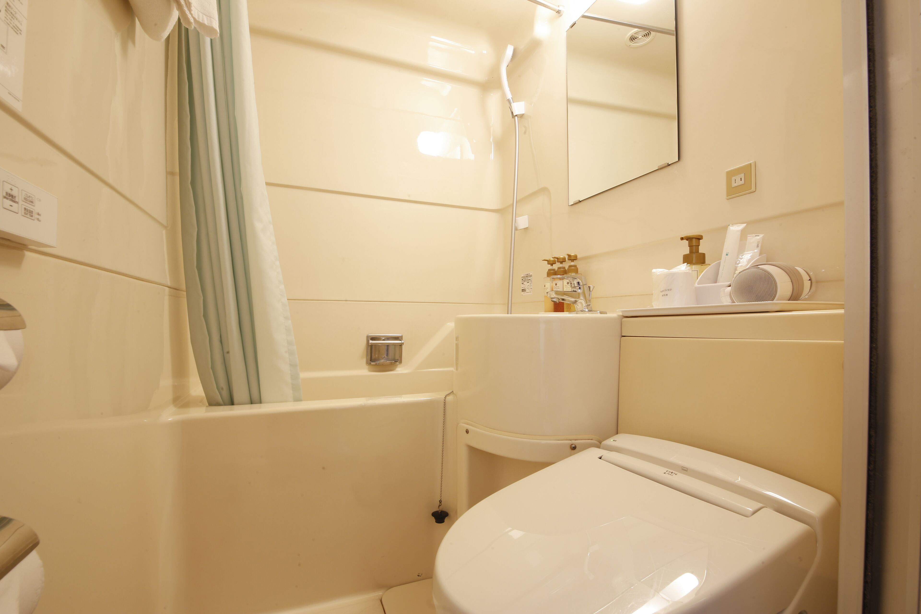 combined shower/bathtub, deep-soaking bathtub, free toiletries