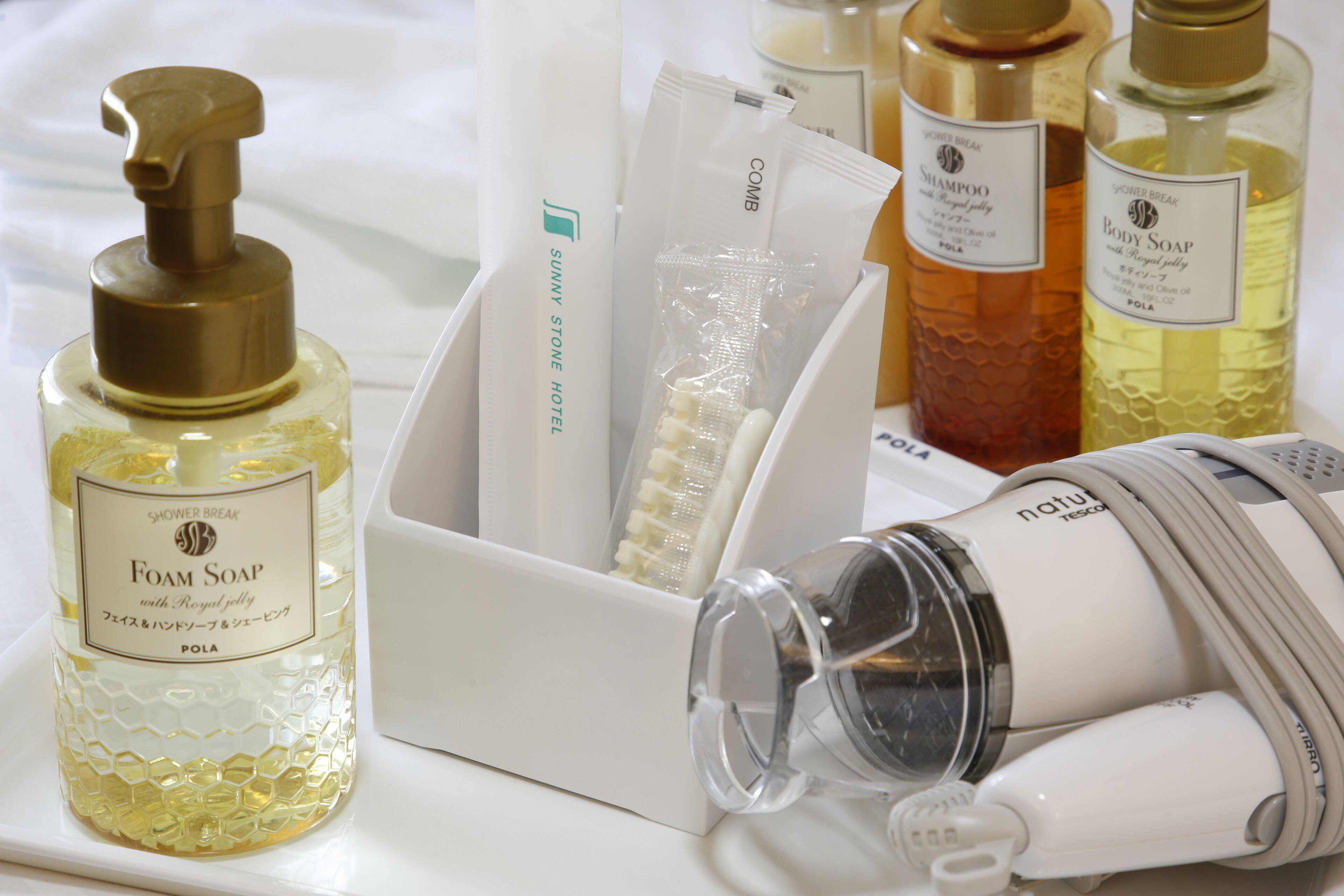 combined shower/bathtub, deep-soaking bathtub, free toiletries