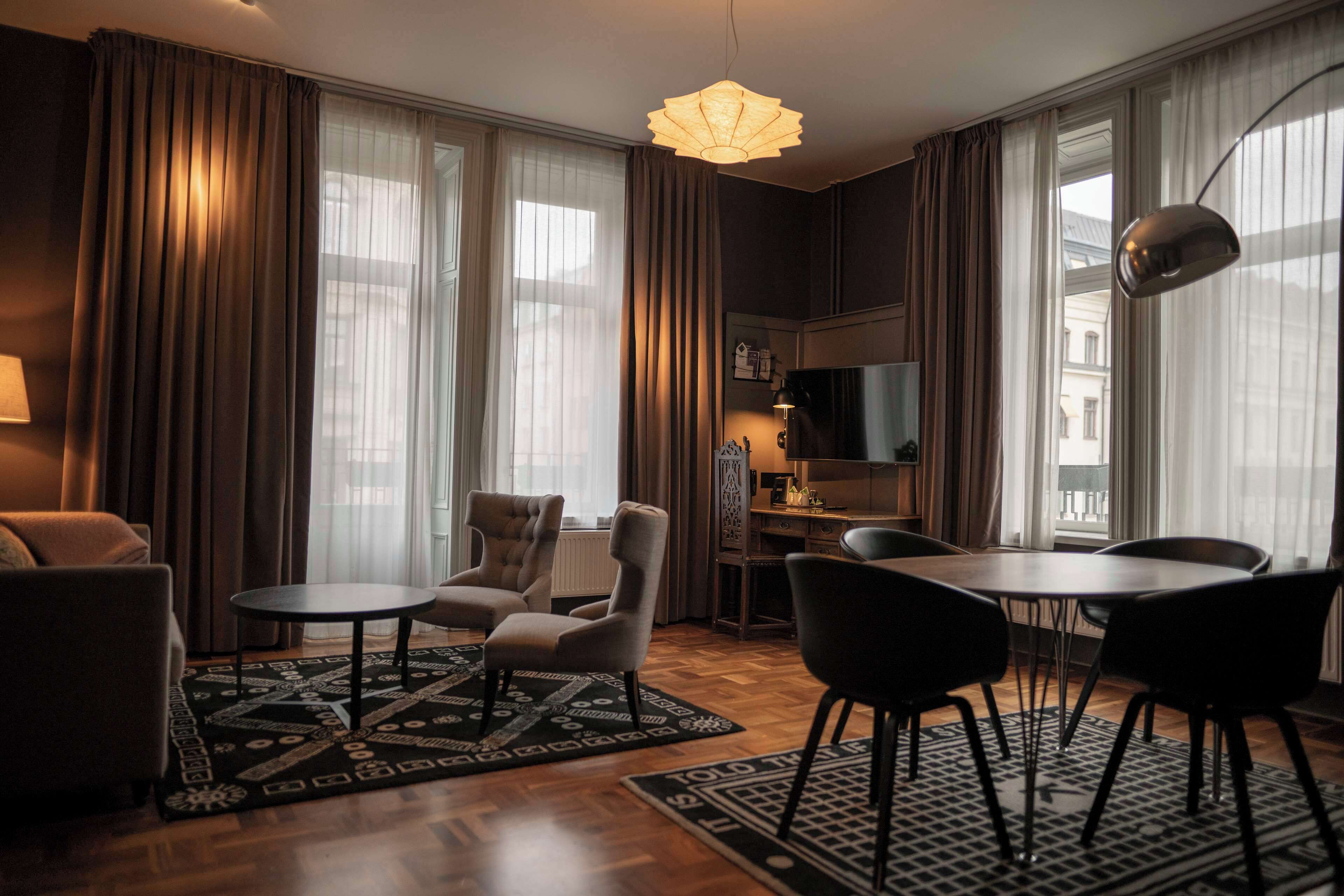 Coffres-forts dans les chambres, bureau, fer et planche à repasser