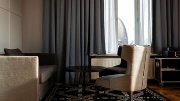 Junior suite | Een kluis op de kamer, een bureau, een strijkplank/strijkijzer