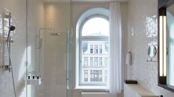 Un baño moderno con bañera, ducha y lavamanos.