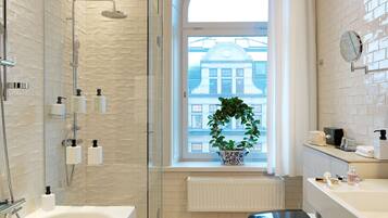Suite | In-room safe, desk, iron/ironing board, free WiFi