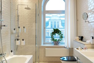 Suite | In-room safe, desk, iron/ironing board, free WiFi