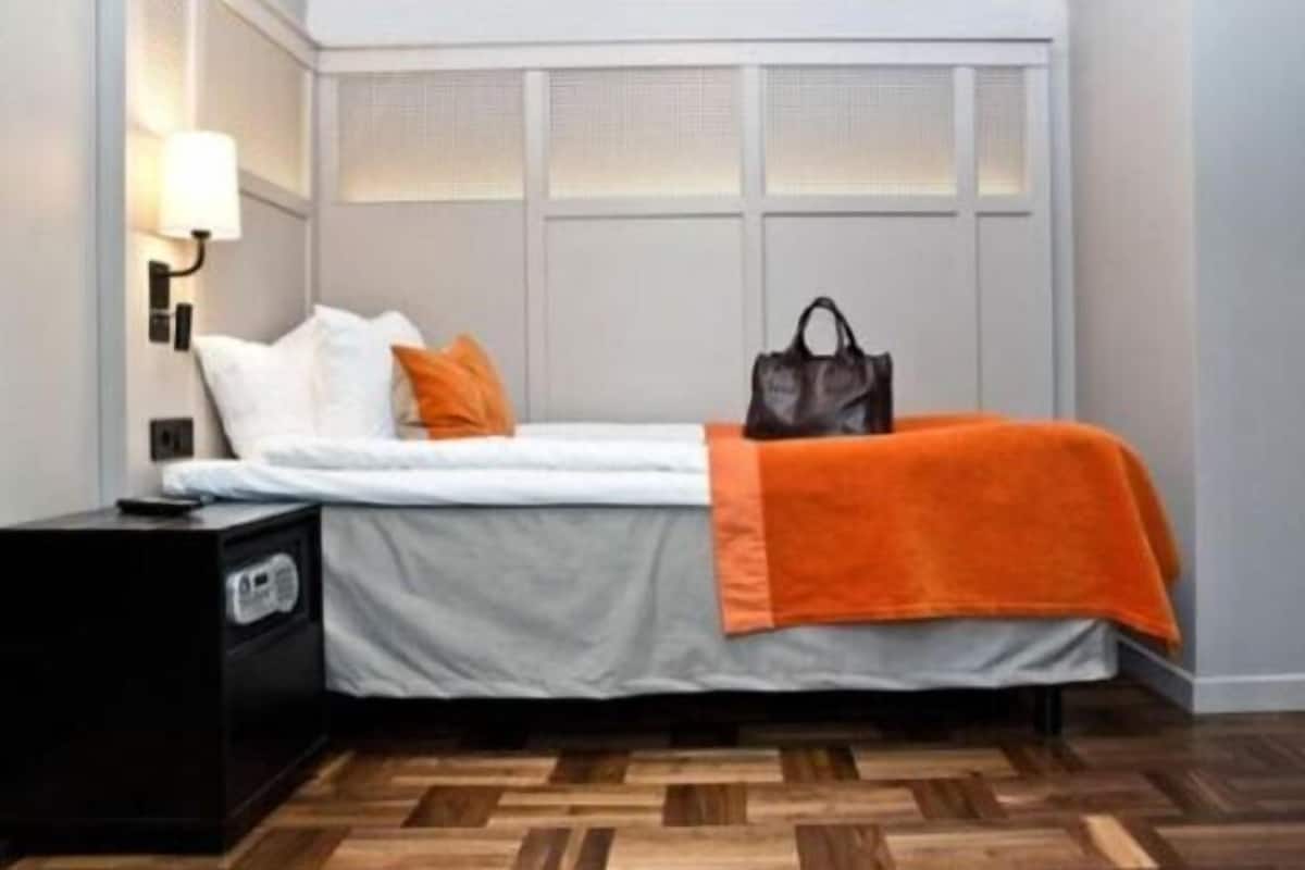 Caja de seguridad en la habitación y escritorio
