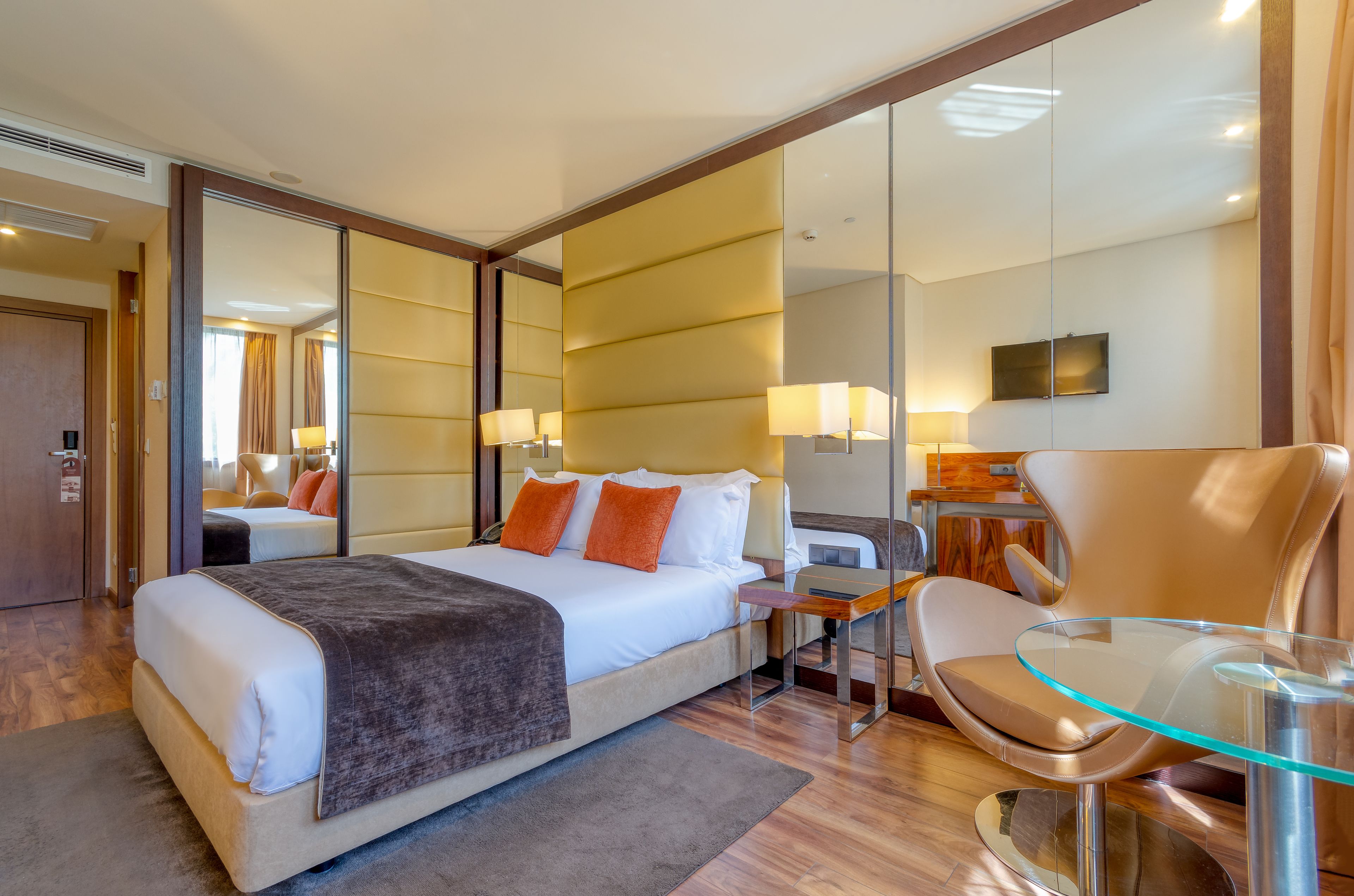 executive double room | 1 bedroom, minibar, in-room safe, desk