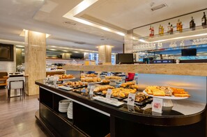 Café da manhã com buffet todos os dias mediante uma taxa