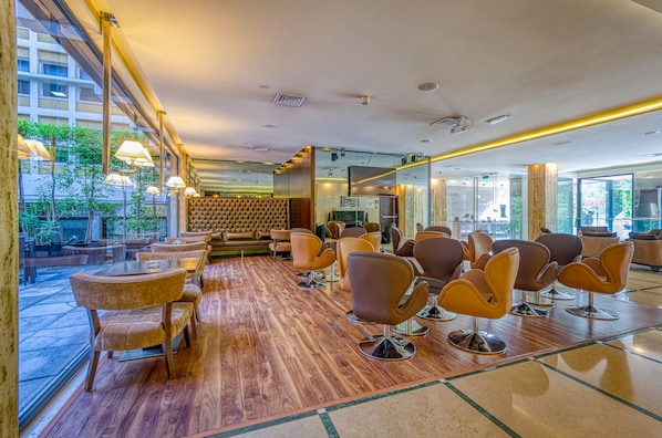 Cocktail bar