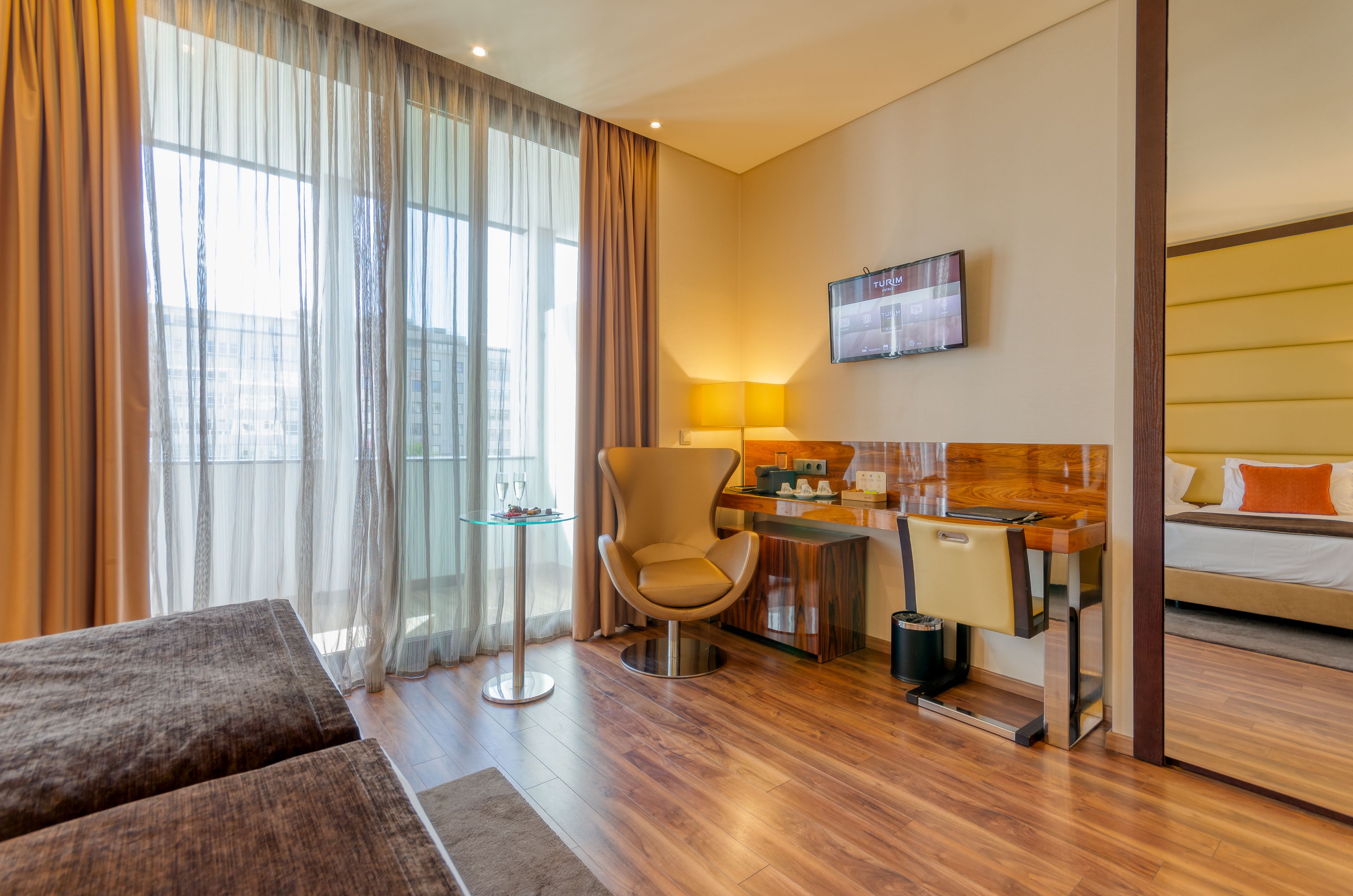 executive twin room | 1 bedroom, minibar, in-room safe, desk