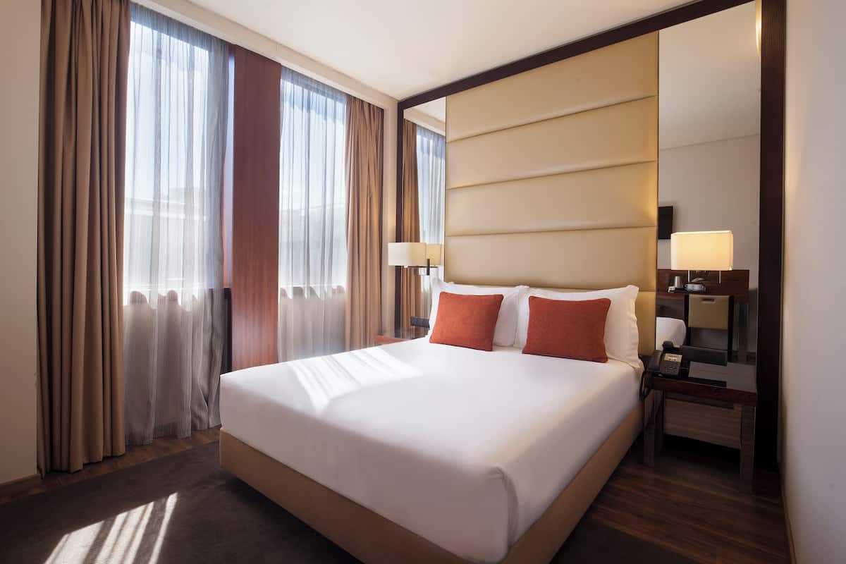 Deluxe-Doppelzimmer, Stadtblick (Avenue) | Minibar, Zimmersafe, Schreibtisch, schallisolierte Zimmer