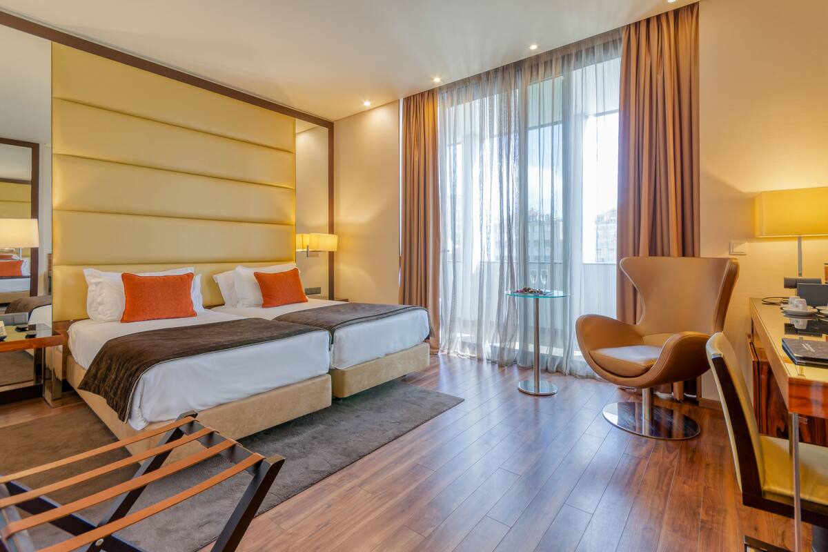 Executive-Zweibettzimmer, Balkon | Minibar, Zimmersafe, Schreibtisch, schallisolierte Zimmer