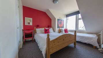 Double Room, Ensuite | Iron/ironing board, bed sheets