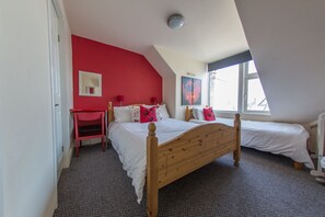 Double Room, Ensuite | Iron/ironing board, bed sheets