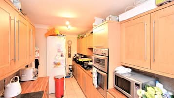 Deluxe Apartment, Private Bathroom (Ground Floor) | Shared kitchen