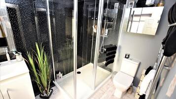Deluxe Apartment, Private Bathroom (Ground Floor) | Bathroom