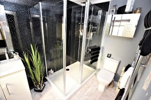 Deluxe-Apartment, eigenes Bad (Ground Floor) | Badezimmer
