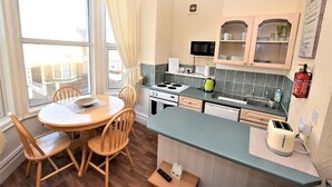 家庭公寓, 獨立浴室 (Large Bedroom First Floor) | 公共廚房