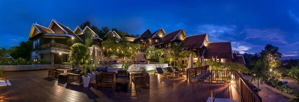 Vista frontal de la propiedad por la tarde o noche