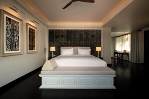 Kiri Suite - King Bed | เครื่องนอนระดับพรีเมียม, มินิบาร์, ตู้นิรภัยในห้องพัก, โต๊ะทำงาน