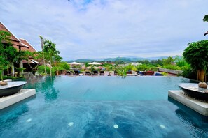 Alberca al aire libre, camas balinesas gratuitas y camastros