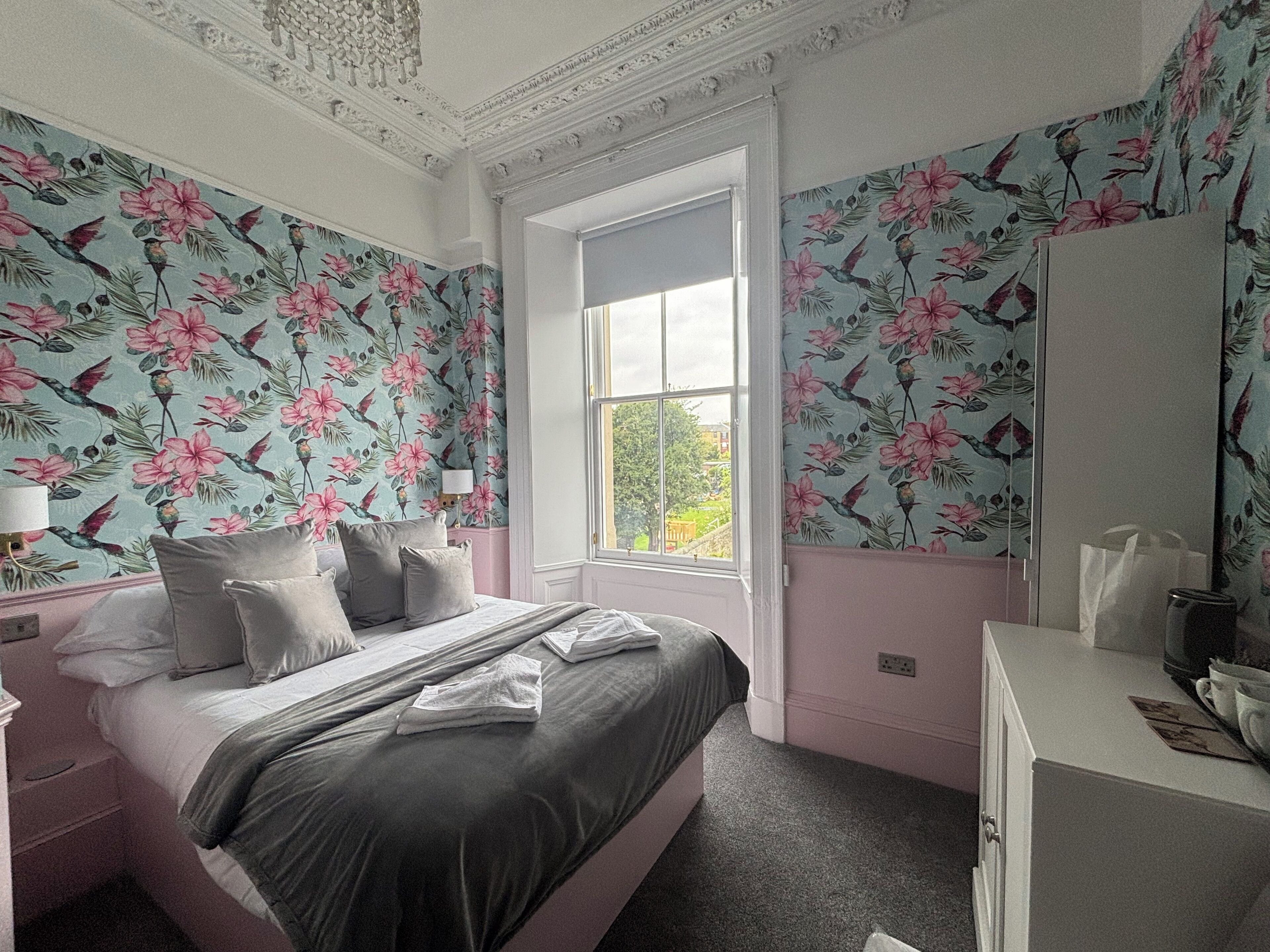 WiFi (無料)、ベッドシーツ