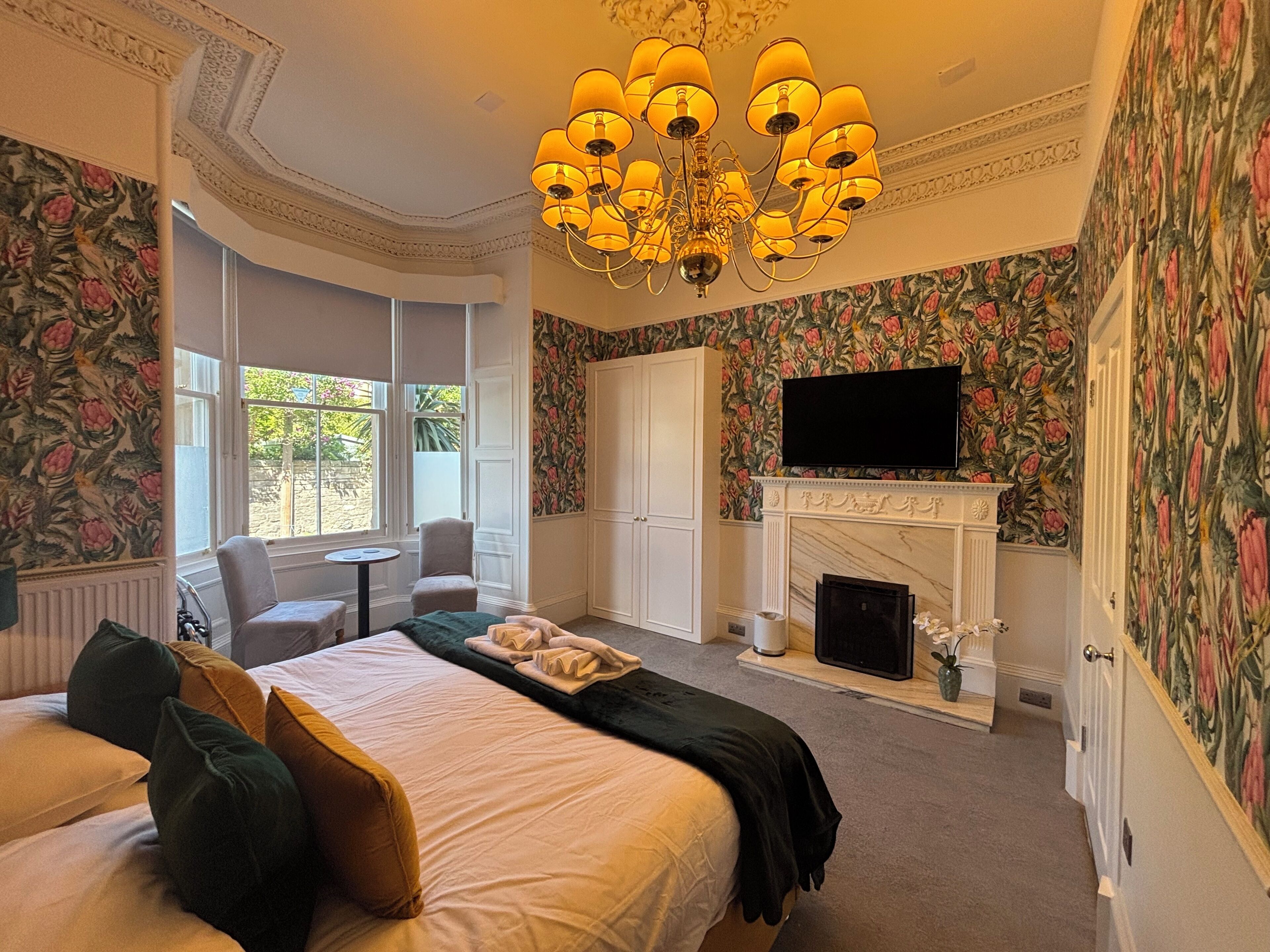 واي فاي مجانًا وملاءات أسرّة