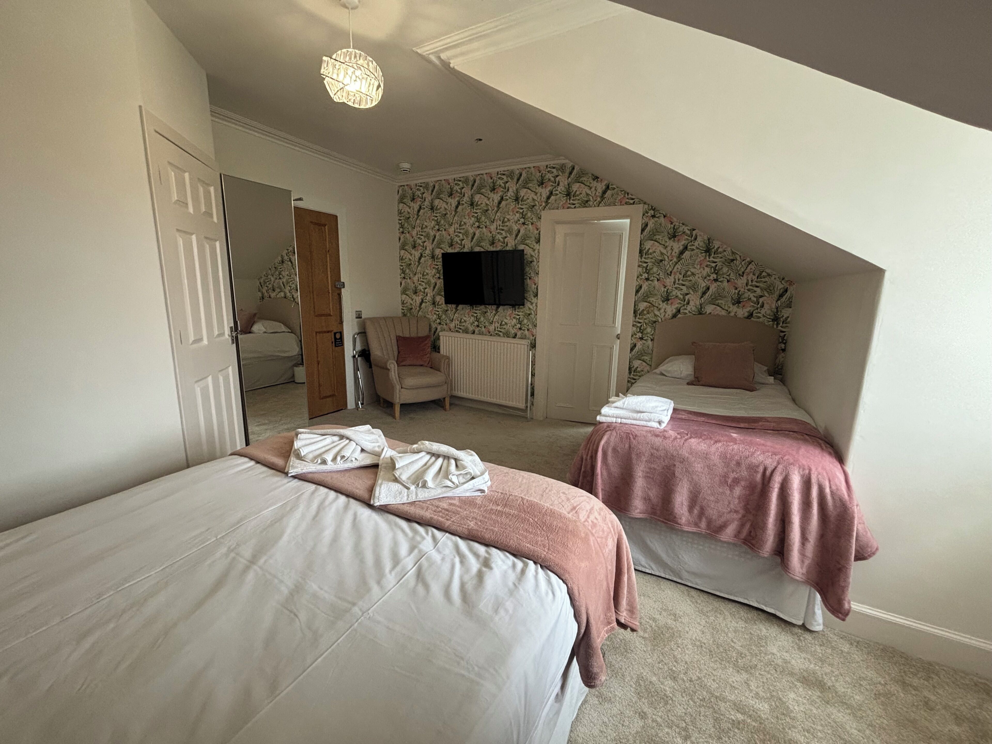 واي فاي مجانًا وملاءات أسرّة