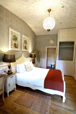 Quarto casal superior, suíte, vista para o jardim