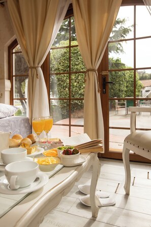 Family Room | 1 bedroom, premium bedding, memory-foam beds, individually furnished