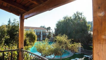 Suite, 1 très grand lit | Vue sur le jardin