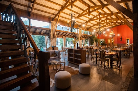 Se sirven desayunos y almuerzos; cocina italiana; con vista a la piscina. Hotel Casablanca Spa & Wine