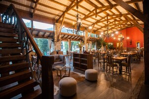 Se sirven desayunos y almuerzos; cocina italiana; con vista a la piscina