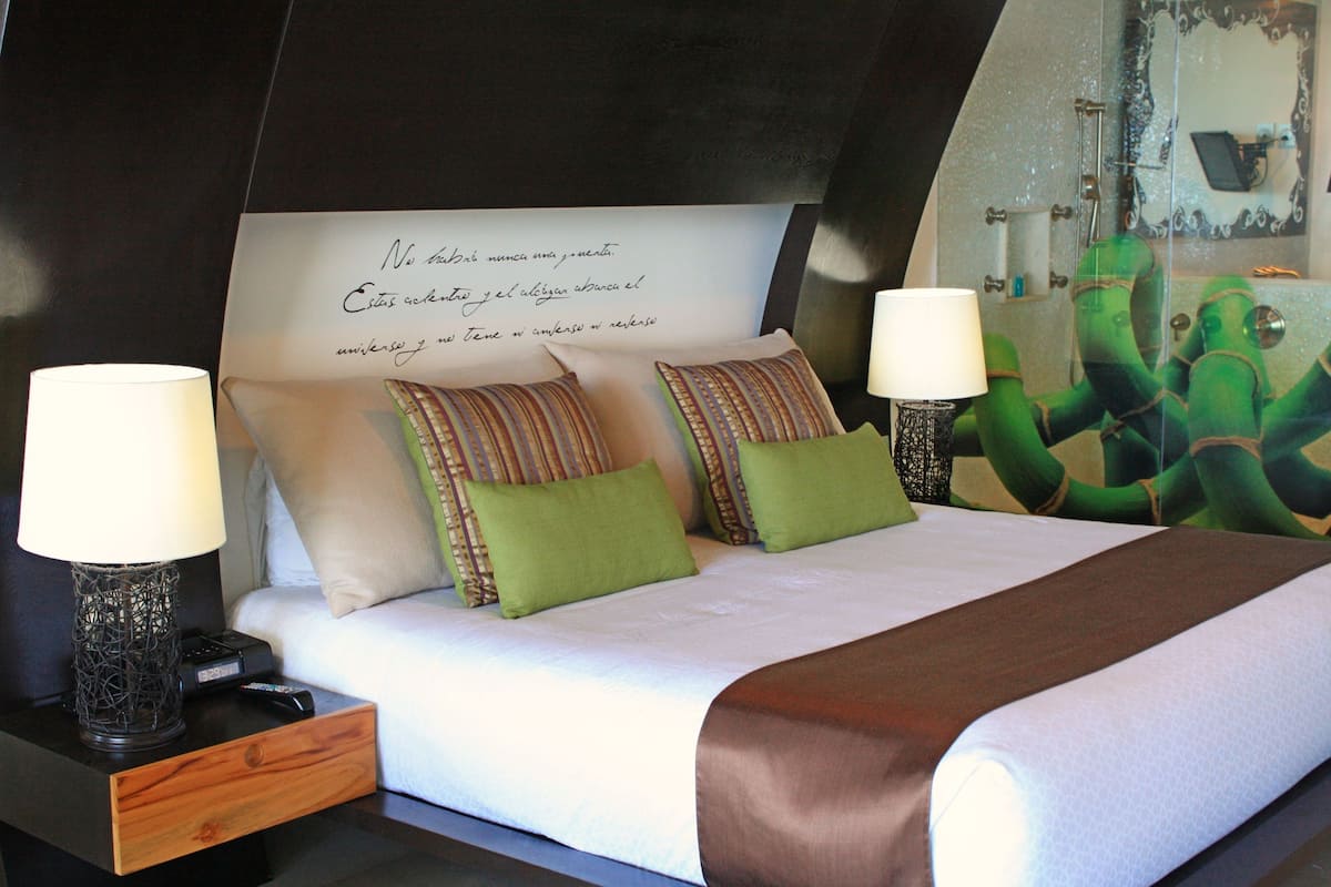 Premium bedding, down comforters, in-room safe, desk
