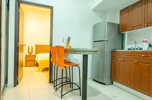 Fridge, microwave, stovetop, cookware/dishes/utensils - Santorini Villas Del Mar (Ciénaga)