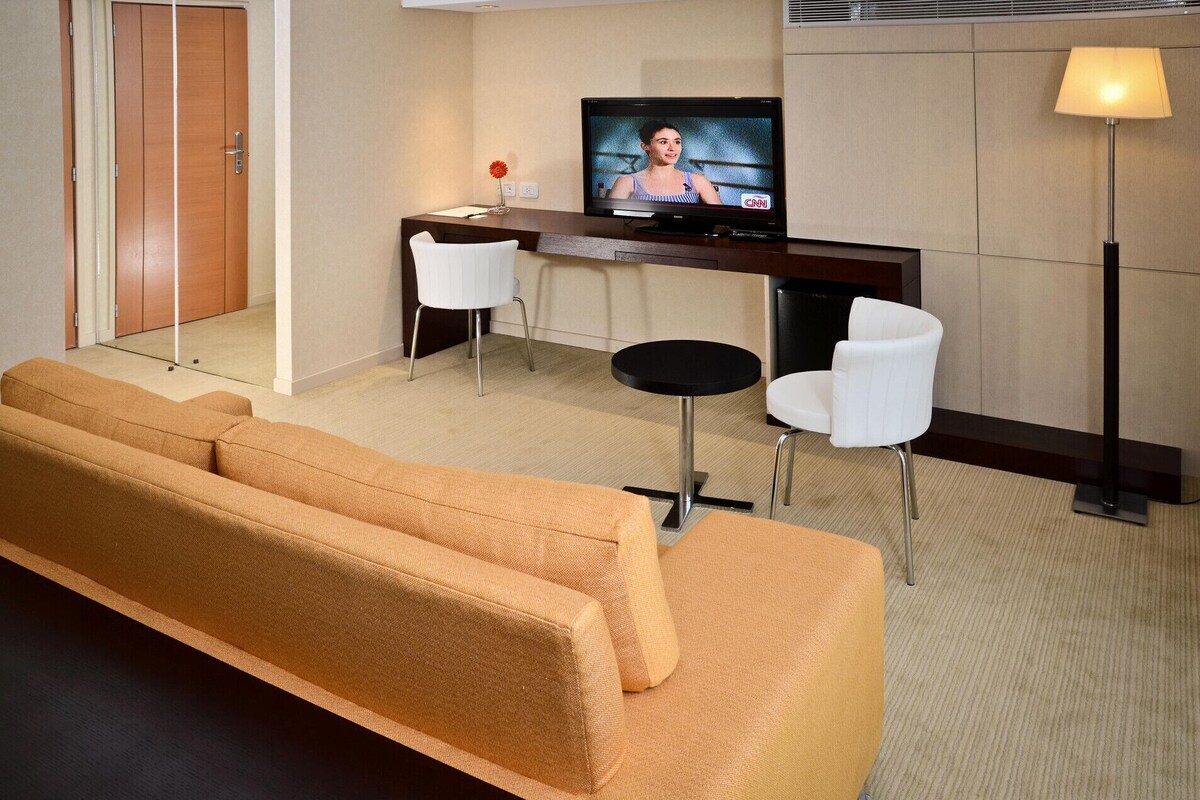 Living room | 32-inch LCD TV with cable channels, TV, pay movies