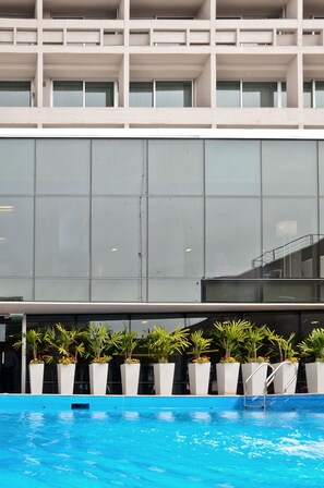 A modern building with a pool area. - Bagú Urbano (Posadas)