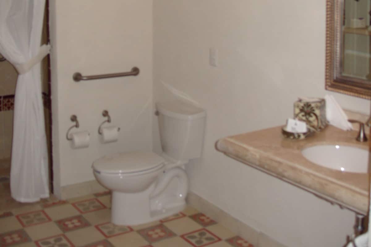 Comfort-Zimmer | Badezimmer | Dusche, Regendusche, Designer-Toilettenartikel, Haartrockner