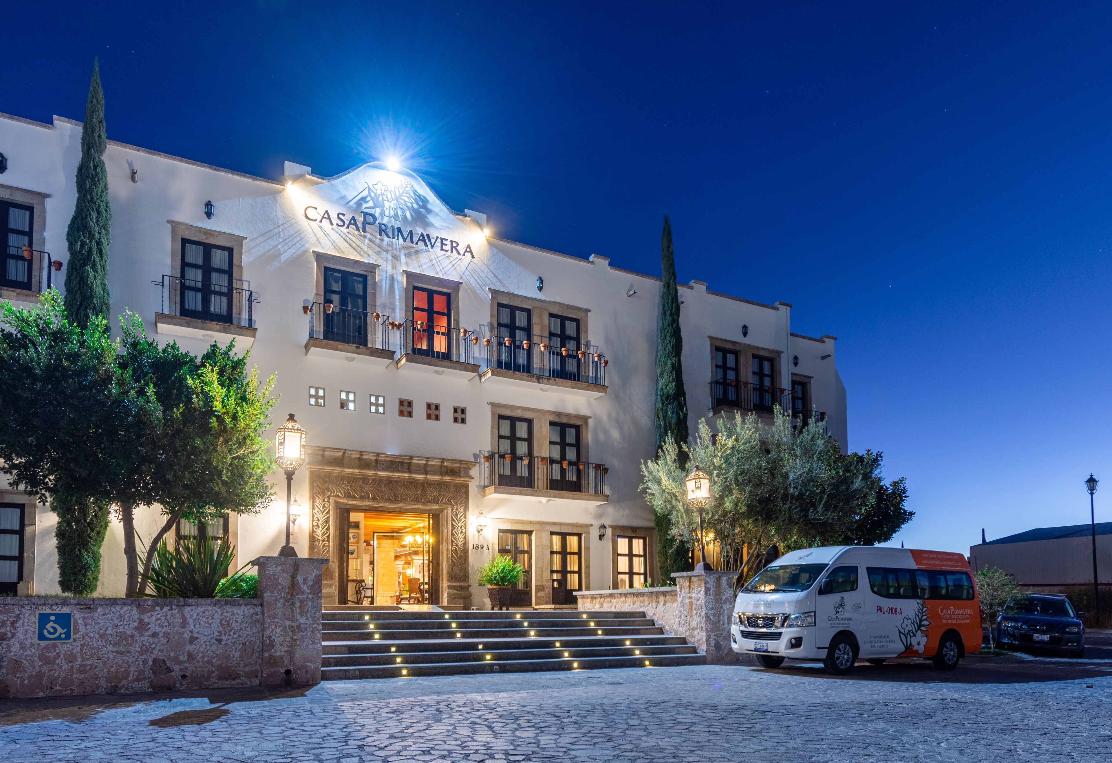 Vista frontal de la propiedad por la tarde o noche