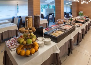 Café da manhã com buffet grátis