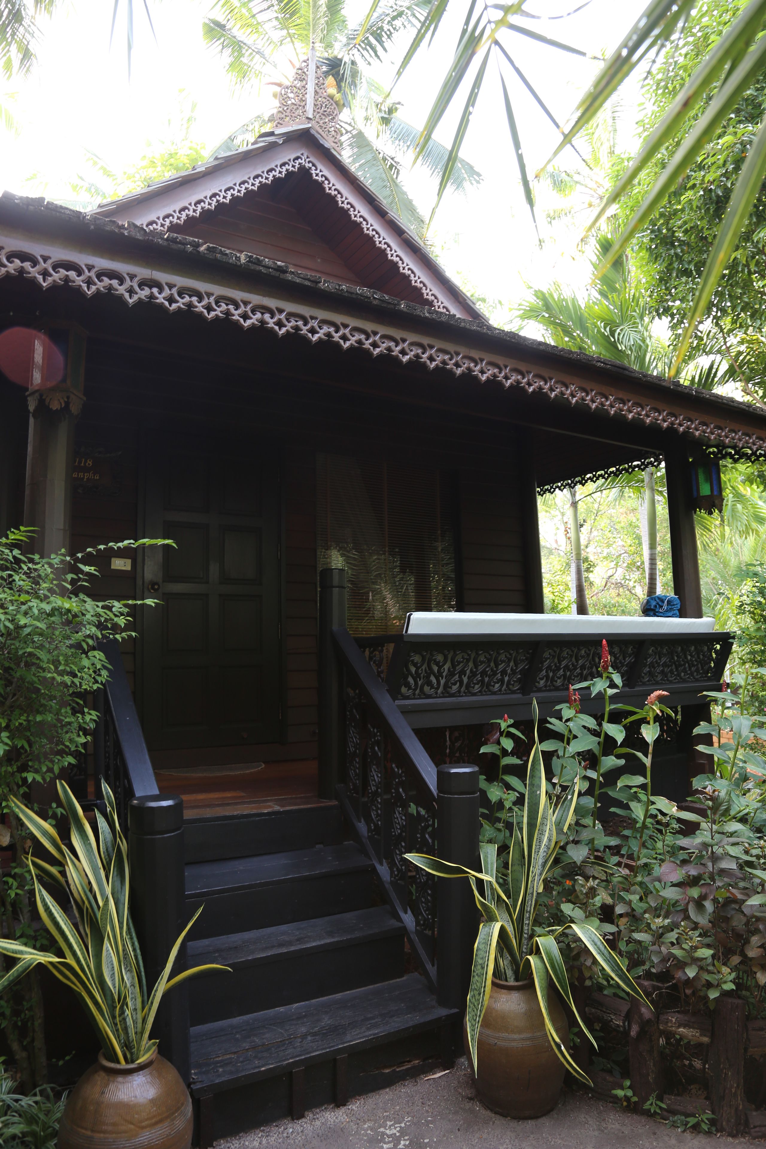 deluxe room | bathroom | combined shower/bathtub, deep-soaking bathtub, rainfall showerhead