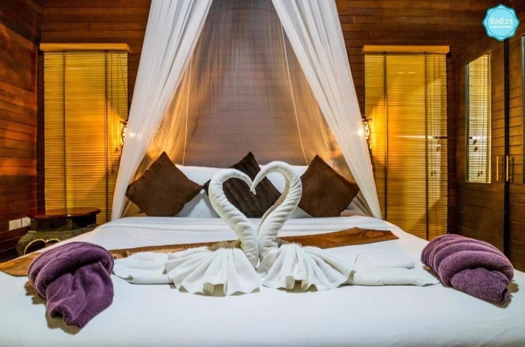 Deluxe Room | 1 bedroom, in-room safe, blackout curtains, rollaway beds