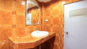 Habitación triple Confort, varias camas | Baño | Ducha, artículos de higiene personal gratuitos y secador de pelo