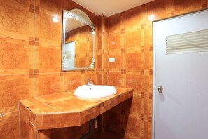 Habitación triple Confort, varias camas | Baño | Regadera, amenidades de baño gratuitas, secadora de cabello, toallas 