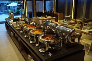 Bữa sáng buffet hàng ngày (150000 IDR/mỗi người) 