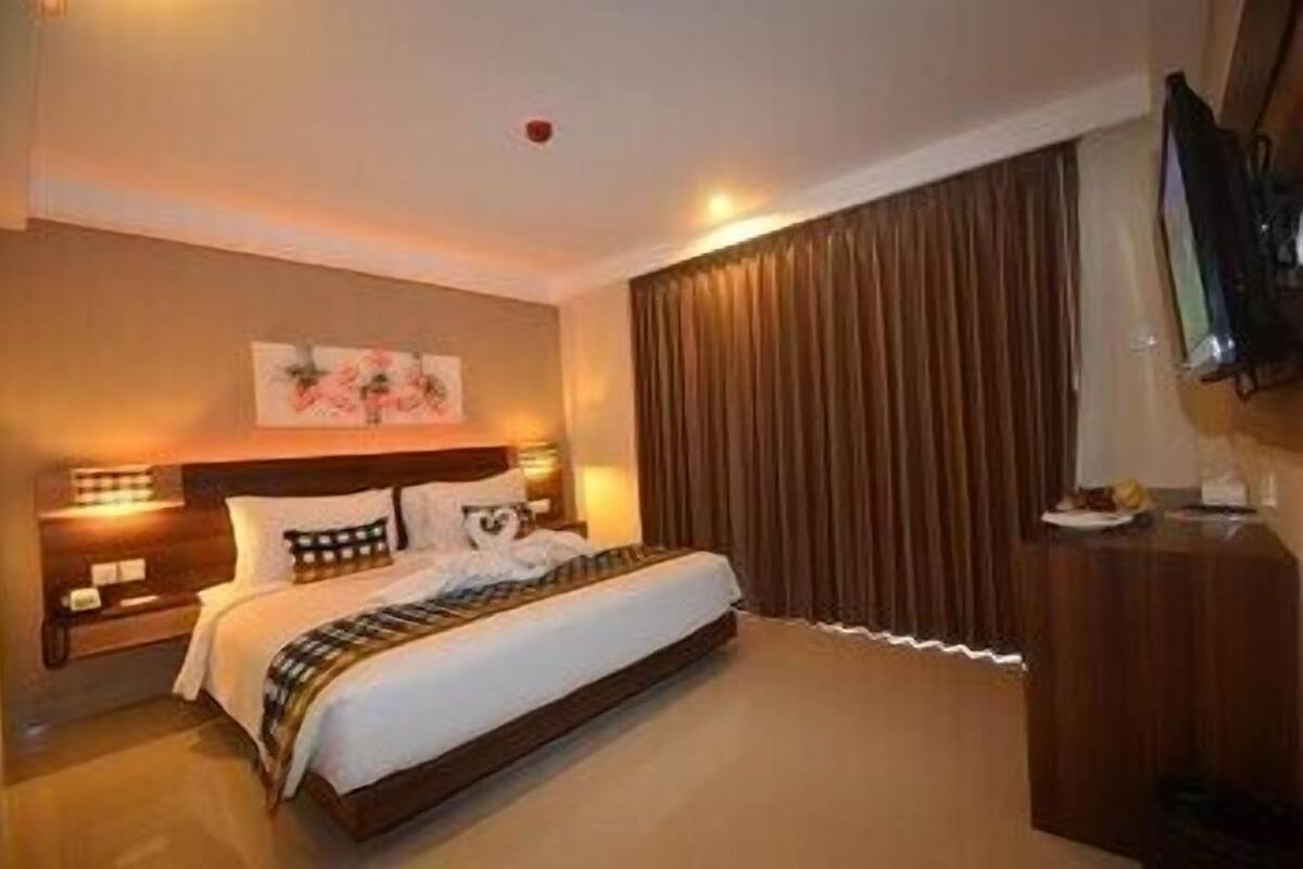 Seprai premium, minibar, brankas, dan meja kerja
