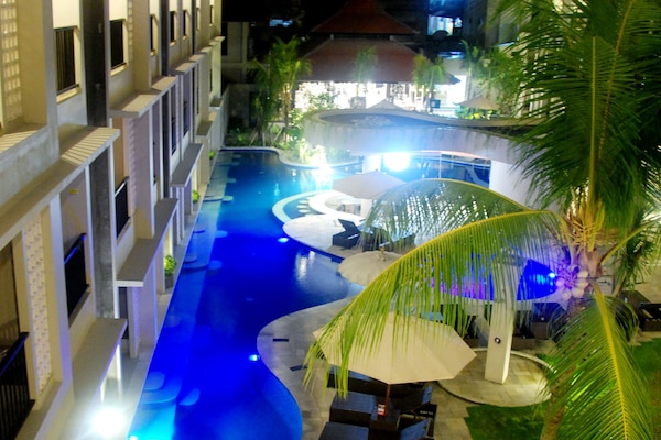 2 kolam renang outdoor, dengan kursi berjemur