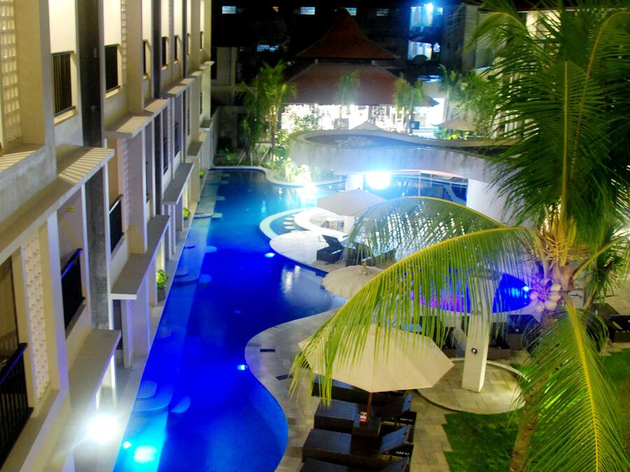 2 outdoor pools, pool loungers